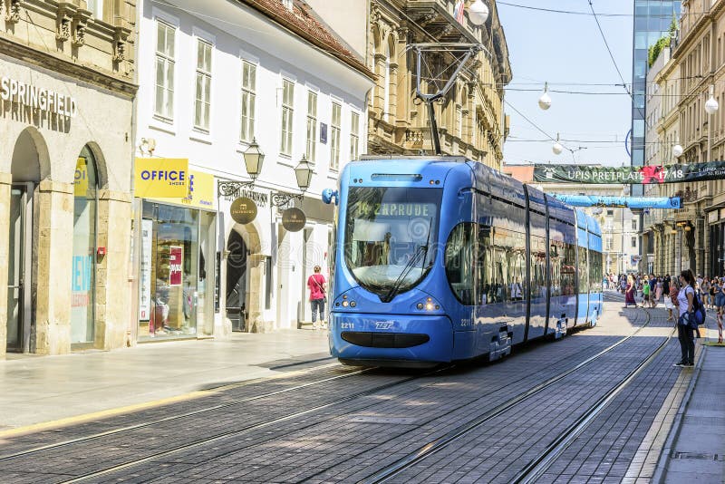 Quadratisches Verbot Josip Jelacic mit Touristen und Trams an einem Sommertag in Zagreb stockfotografie Quadratisches Verbot Josip Jelacic mit Touristen und Trams an einem Sommertag in Zagreb stockfotografie