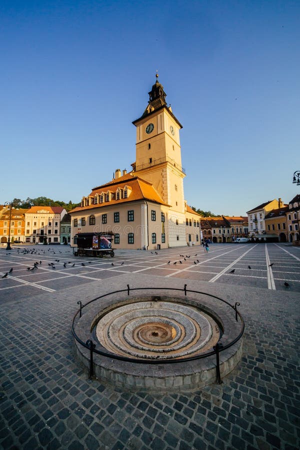 Quadrato centrale della città (Piata Sfatului) con la vista di alba di mattina della torre del corridoio del consiglio comunale, fotografie stock libere da diritti Quadrato centrale della città (Piata Sfatului) con la vista di alba di mattina della torre del corridoio del consiglio comunale, fotografie stock libere da diritti