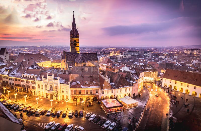 Quadrato centrale di Sibiu, la Transilvania, Romania al tramonto fotografie stock Quadrato centrale di Sibiu, la Transilvania, Romania al tramonto fotografie stock