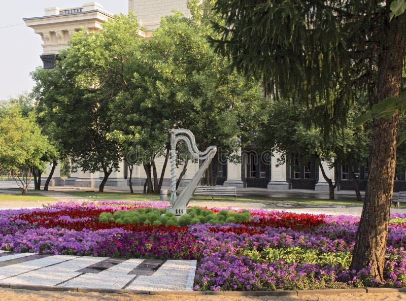Quadrato con un'arpa accanto al teatro a Novosibirsk immagini stock libere da diritti Quadrato con un'arpa accanto al teatro a Novosibirsk immagini stock libere da diritti