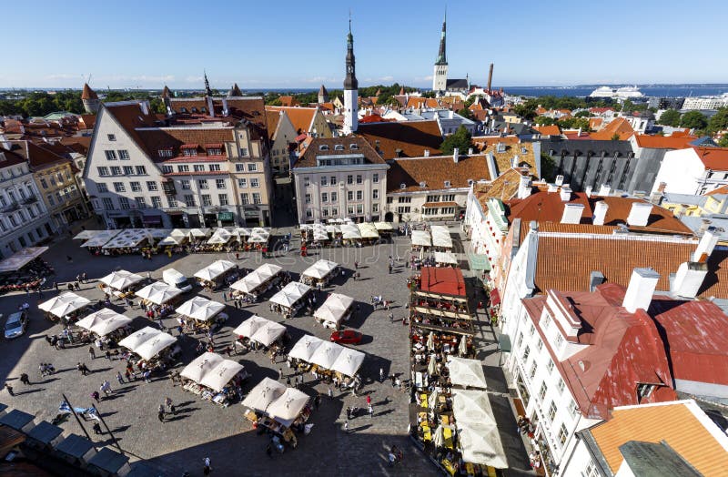 Quadrato del municipio nella vecchia città di Tallinn, Estonia il 26 luglio, immagine stock Quadrato del municipio nella vecchia città di Tallinn, Estonia il 26 luglio, immagine stock