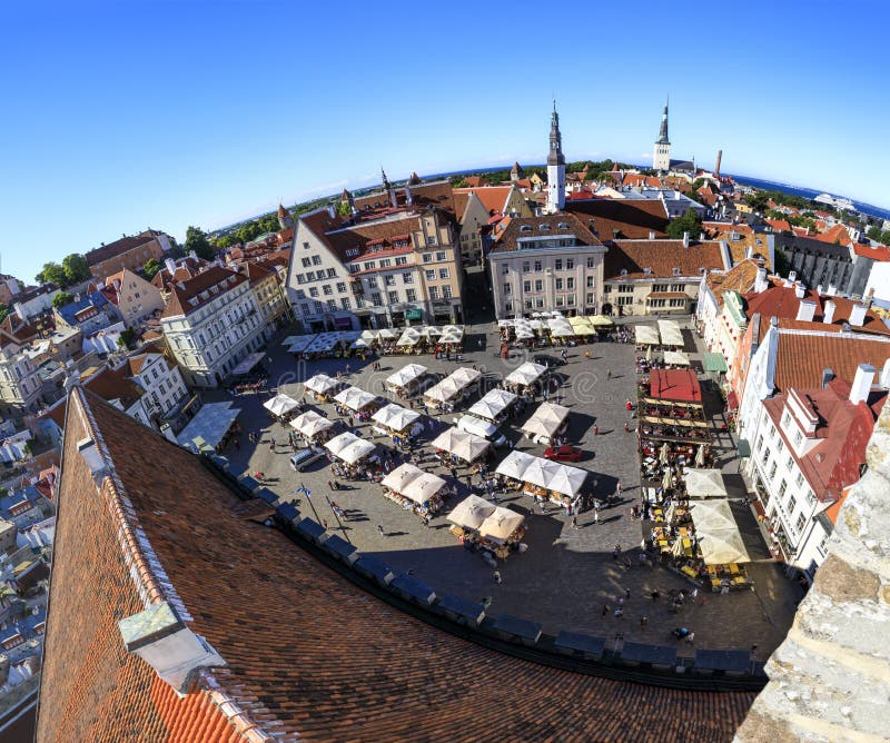 Quadrato del municipio nella vecchia città di Tallinn, Estonia il 26 luglio, fotografia stock Quadrato del municipio nella vecchia città di Tallinn, Estonia il 26 luglio, fotografia stock