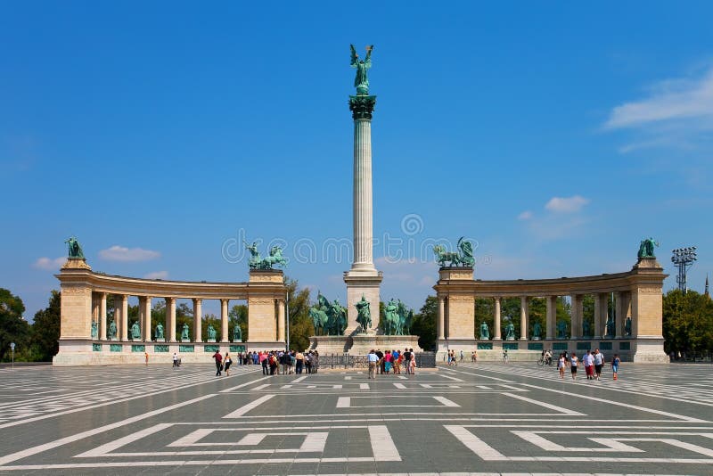 Quadrato dell'eroe a Budapest, Ungheria immagine stock Quadrato dell'eroe a Budapest, Ungheria immagine stock