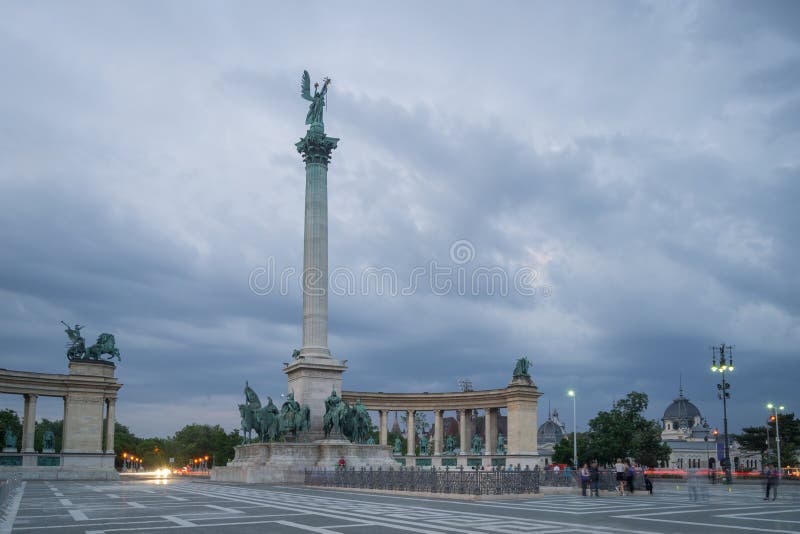 Quadrato di eroi al crepuscolo fotografia stock libera da diritti Quadrato di eroi al crepuscolo fotografia stock libera da diritti