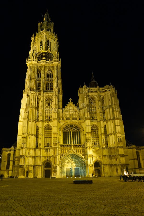 Quadrato di notte della parte anteriore della cattedrale di Anversa immagine stock Quadrato di notte della parte anteriore della cattedrale di Anversa immagine stock
