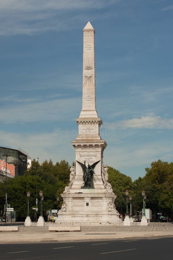 Quadrato di Restauradores e statua, Lisbona, Portogallo fotografia stock Quadrato di Restauradores e statua, Lisbona, Portogallo fotografia stock