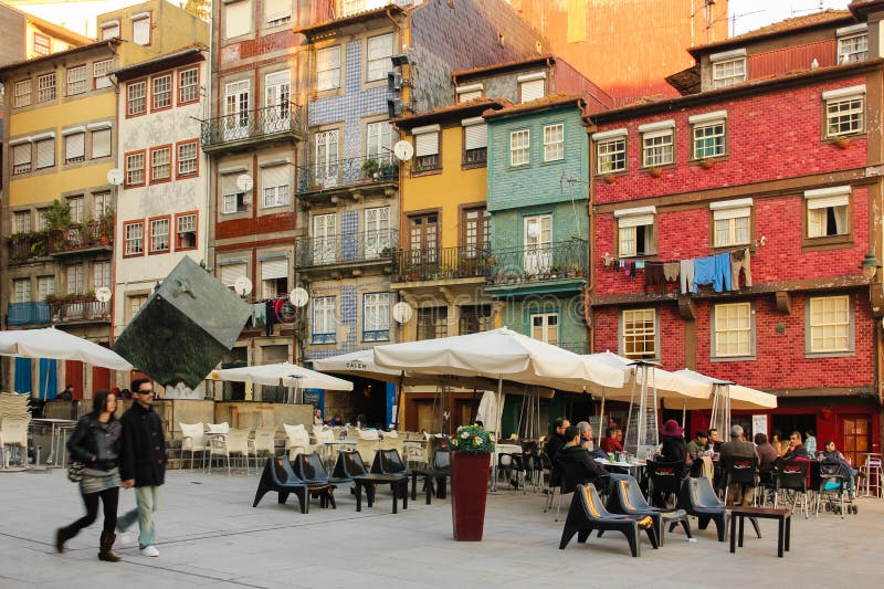Quadrato di Ribeira nella vecchia città. Oporto. Il Portogallo