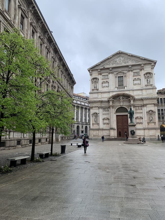 Quadrato di San Fedele in Milan Italy con la statua dello scrittore Alessandro Manzoni fotografie stock Quadrato di San Fedele in Milan Italy con la statua dello scrittore Alessandro Manzoni fotografie stock