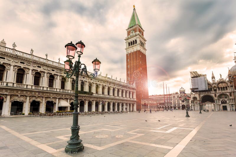 Quadrato di San Marco con il campanile nell'alba Venezia, Italia fotografie stock libere da diritti Quadrato di San Marco con il campanile nell'alba Venezia, Italia fotografie stock libere da diritti