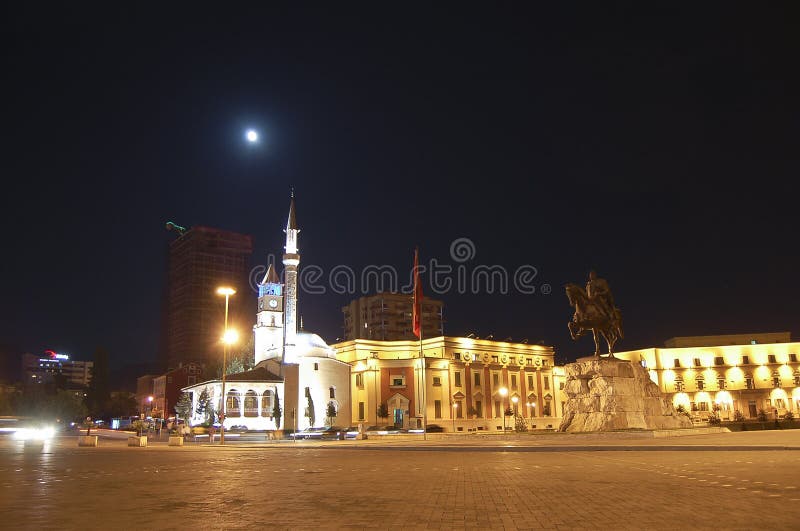 Quadrato di Scanderbeg - Tirana - Albania fotografie stock Quadrato di Scanderbeg - Tirana - Albania fotografie stock