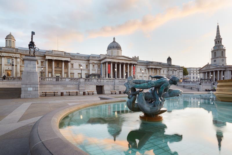 Quadrato di Trafalgar vuoto, National Gallery nel primo mattino a Londra immagini stock Quadrato di Trafalgar vuoto, National Gallery nel primo mattino a Londra immagini stock
