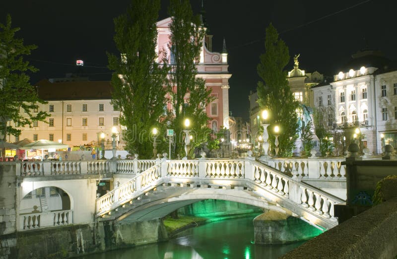 Quadrato triplo Ljublajana Slove di Preseren del fiume di Ljubljanica del ponte immagini stock Quadrato triplo Ljublajana Slove di Preseren del fiume di Ljubljanica del ponte immagini stock