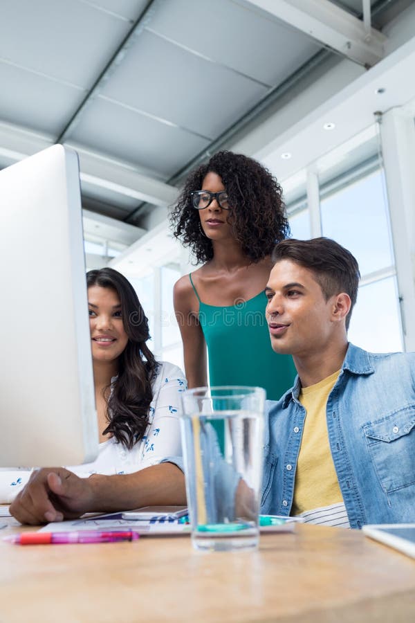 Quadri che lavorano al computer nell'ufficio fotografie stock libere da diritti Quadri che lavorano al computer nell'ufficio fotografie stock libere da diritti