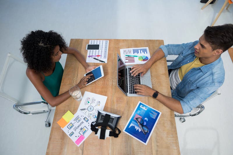 Quadri maschii e femminili che lavorano nell'ufficio immagini stock Quadri maschii e femminili che lavorano nell'ufficio immagini stock