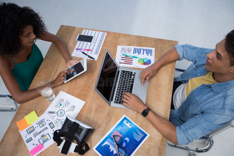 Quadri maschii e femminili che lavorano nell'ufficio immagini stock Quadri maschii e femminili che lavorano nell'ufficio immagini stock