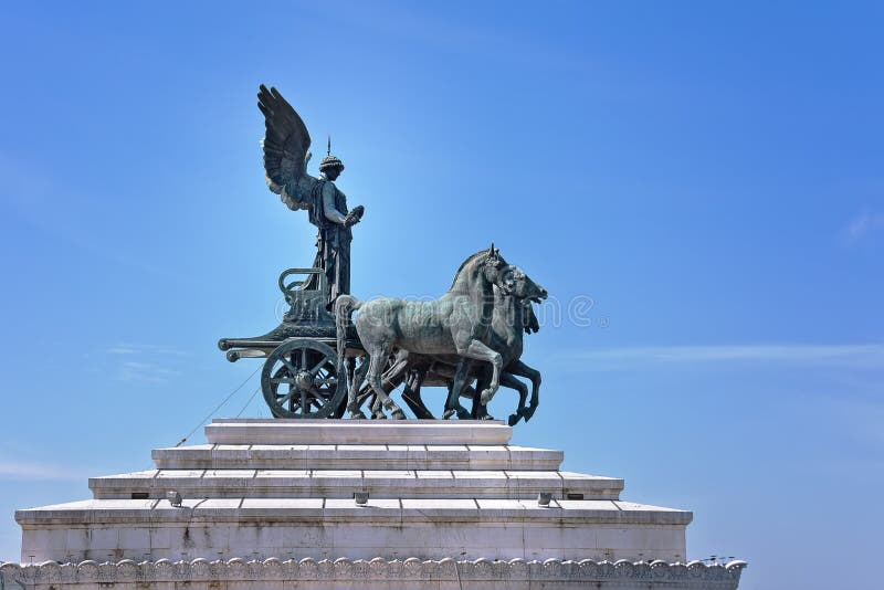 Quadriga πάνω από το μνημείο Vittorio Emanuele ΙΙ στη Ρώμη Άγαλμα της θεάς ΒικτώÏια στοκ εικόνες με δικαίωμα ελεύθερης χρήσης Quadriga πάνω από το μνημείο Vittorio Emanuele ΙΙ στη Ρώμη Άγαλμα της θεάς ΒικτώÏια στοκ εικόνες με δικαίωμα ελεύθερης χρήσης