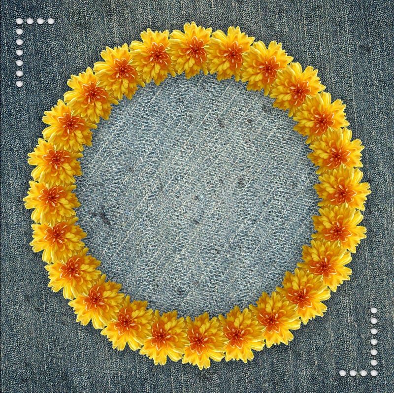 Quadro circular floral com fundo da sarja de Nimes fotos de stock Quadro circular floral com fundo da sarja de Nimes fotos de stock