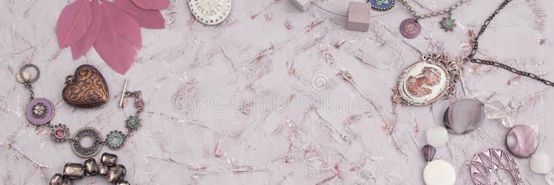 Quadro da bandeira de um grupo de ornamento fêmeas em um fundo textured foto de stock Quadro da bandeira de um grupo de ornamento fêmeas em um fundo textured foto de stock