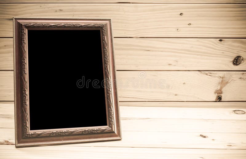 Quadro da foto no fundo de madeira - tom do vintage imagens de stock Quadro da foto no fundo de madeira - tom do vintage imagens de stock