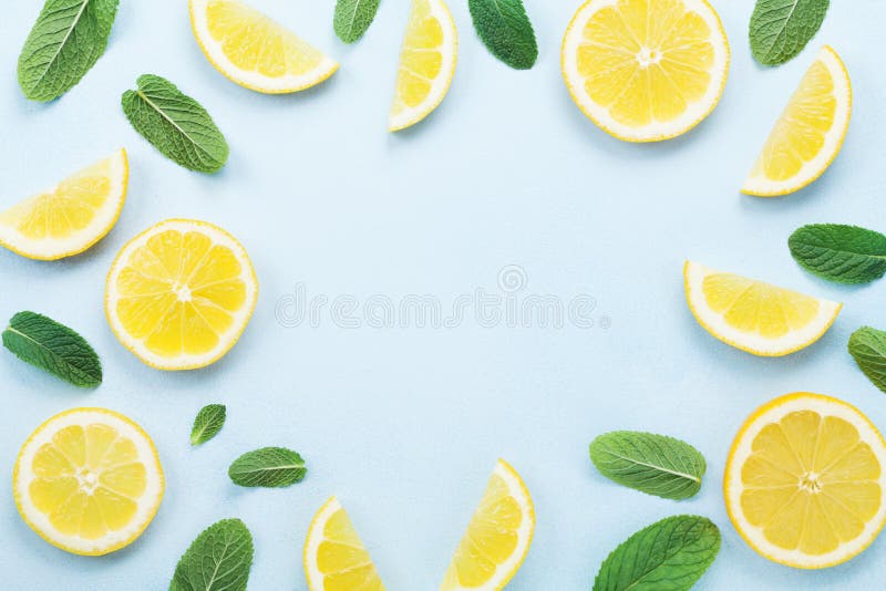 Quadro das fatias do limão e das folhas de hortelã na opinião de tampo da mesa pastel azul Ingredientes para a bebida e a limonad imagens de stock Quadro das fatias do limão e das folhas de hortelã na opinião de tampo da mesa pastel azul Ingredientes para a bebida e a limonad imagens de stock