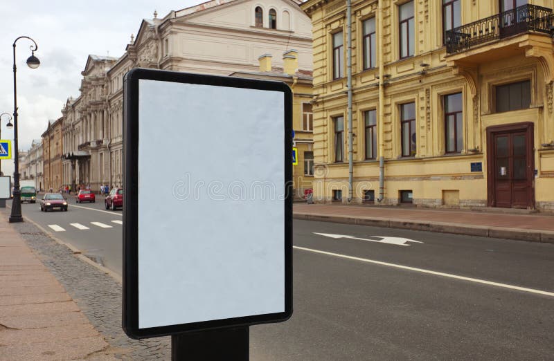 Quadro de avisos em branco na rua da cidade fotografia de stock royalty free Quadro de avisos em branco na rua da cidade fotografia de stock royalty free