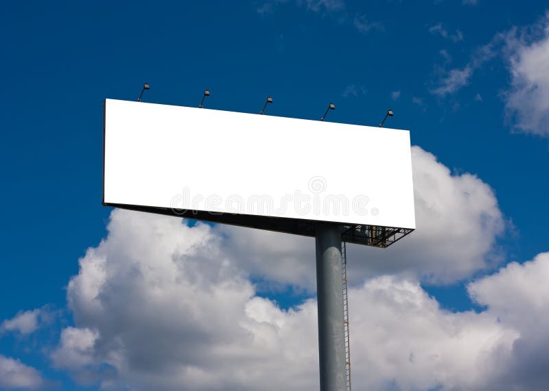 Quadro de avisos em branco no céu azul imagens de stock Quadro de avisos em branco no céu azul imagens de stock