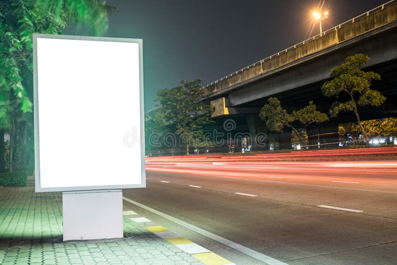 Quadro de avisos na rua da cidade, trajeto de grampeamento da tela vazia incluído imagem de stock royalty free Quadro de avisos na rua da cidade, trajeto de grampeamento da tela vazia incluído imagem de stock royalty free