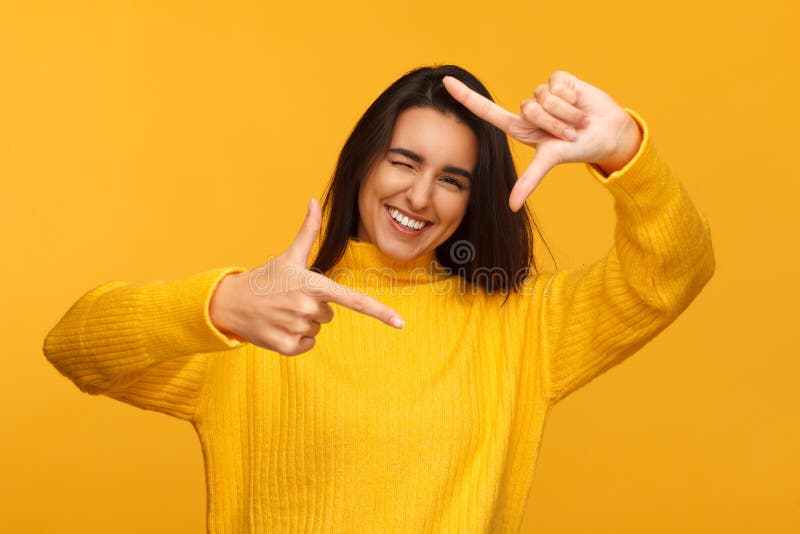 Quadro de composição alegre da mulher com mãos imagem de stock