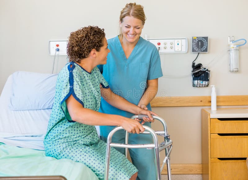 Quadro de passeio de Assisting Patient Using da enfermeira dentro fotografia de stock Quadro de passeio de Assisting Patient Using da enfermeira dentro fotografia de stock