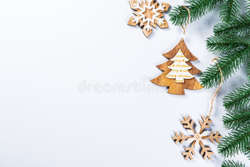 Quadro do Natal com os ramos da árvore de Natal e das decorações de madeira no fundo branco Composição simples w do Natal fotos de stock royalty free Quadro do Natal com os ramos da árvore de Natal e das decorações de madeira no fundo branco Composição simples w do Natal fotos de stock royalty free