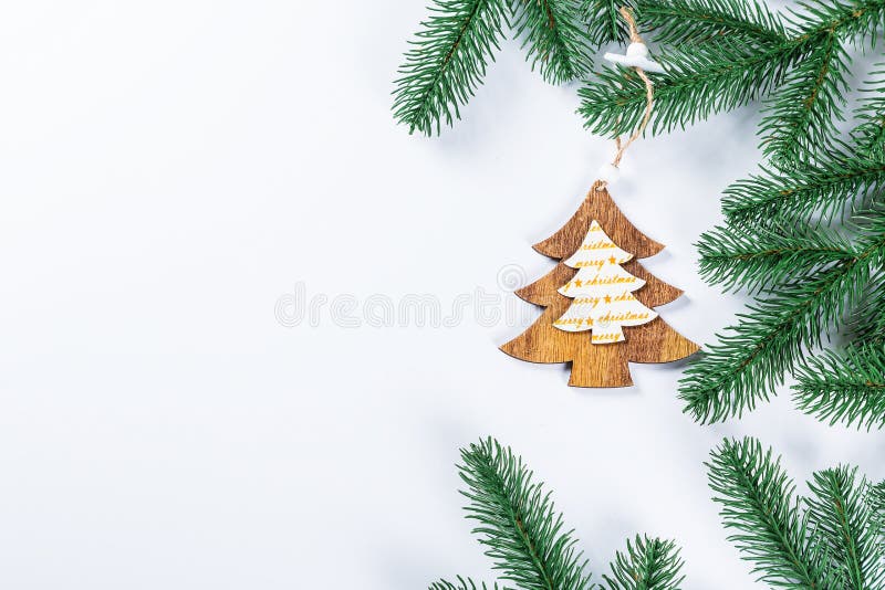 Quadro do Natal com os ramos da árvore de Natal e das decorações de madeira no fundo branco Composição simples w do Natal foto de stock royalty free Quadro do Natal com os ramos da árvore de Natal e das decorações de madeira no fundo branco Composição simples w do Natal foto de stock royalty free