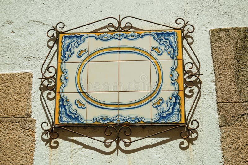 Quadro indicador vazio feito dos azulejos com decoração do ferro foto de stock Quadro indicador vazio feito dos azulejos com decoração do ferro foto de stock
