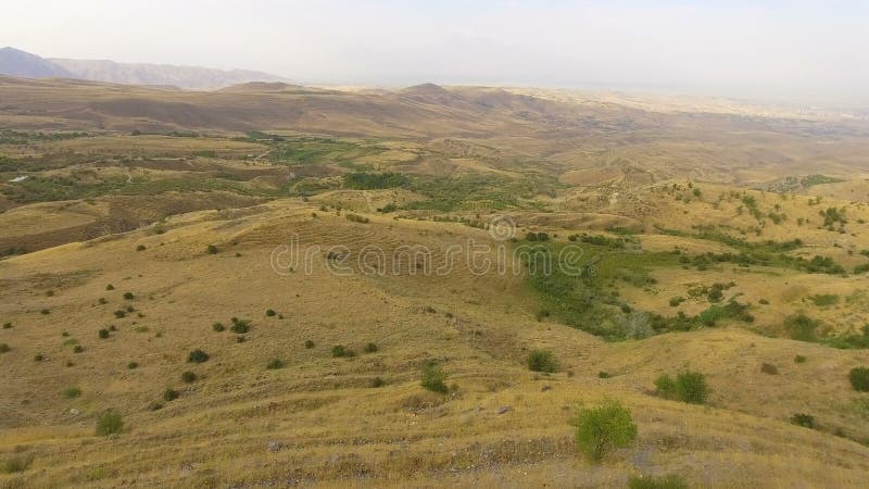 Quadrocopter летая над сводом Charents, красивого вида ландшафта Армении