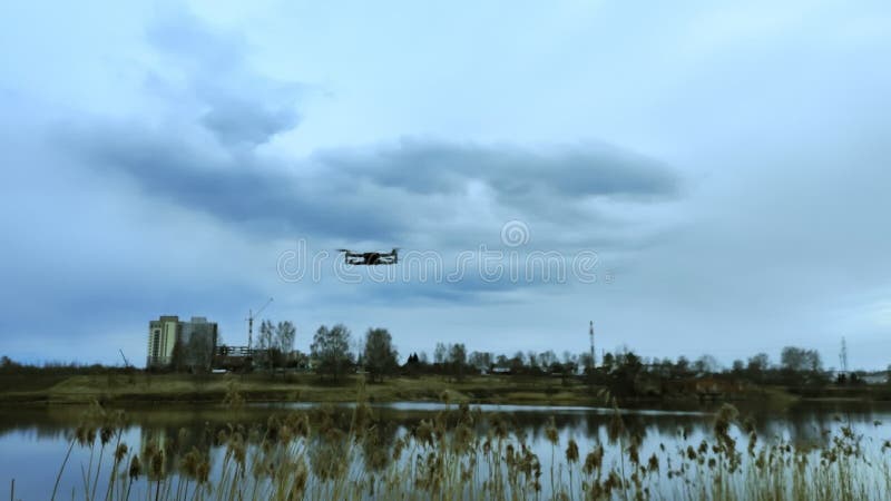 Quadrocopter пролетел над рекой и естественный вид.