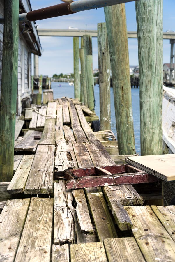 Quai abandonné de pilier de hangar à bateaux sur la voie d'eau intracoastal de rivière image stock Quai abandonné de pilier de hangar à bateaux sur la voie d'eau intracoastal de rivière image stock