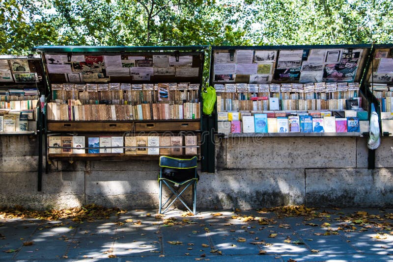 Quai De Montebello, bouquiniste bookeller stacji udenr cienie drzewa Paryż V zdjęcie stock Quai De Montebello, bouquiniste bookeller stacji udenr cienie drzewa Paryż V zdjęcie stock