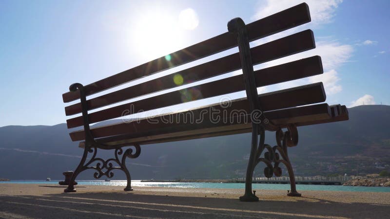 Quai sur la côte de la mer ionique. banc vide près de l'eau clips vidéos