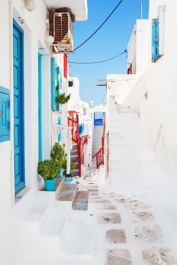 Blanco lavar calles en viejo, grecia.
