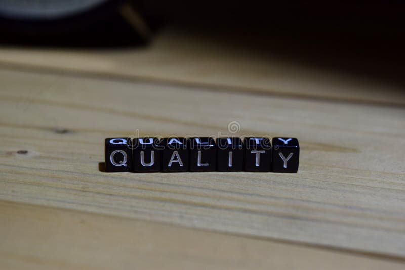 Qualità scritta sui blocchi di legno Formazione e concetto di affari fotografia stock Qualità scritta sui blocchi di legno Formazione e concetto di affari fotografia stock