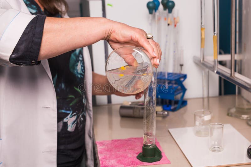 Qualité de l'eau d'essai d'assistant de laboratoire image stock