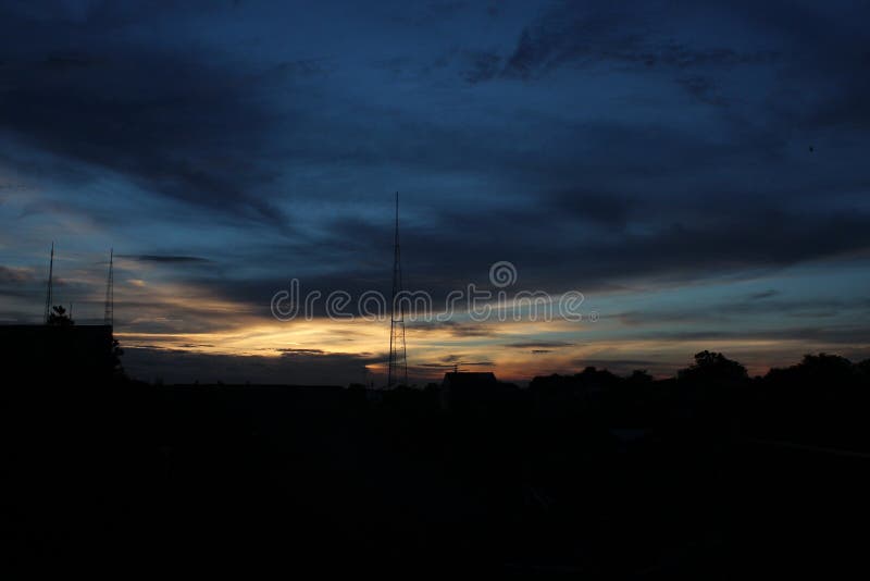 Quando a obscuridade bater a luz imagem de stock royalty free Quando a obscuridade bater a luz imagem de stock royalty free