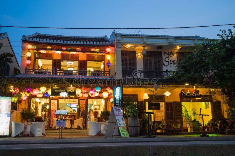 Quang Nam, Vietnam - 1er avril 2016 : Ville antique de Hoi An par la période crépusculaire par la rue de Minh Khai Hoi An est le photographie stock Quang Nam, Vietnam - 1er avril 2016 : Ville antique de Hoi An par la période crépusculaire par la rue de Minh Khai Hoi An est le photographie stock