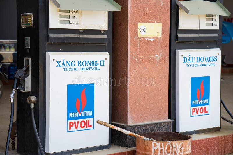 Quang Nam Wietnam, Apr, - 1, 2016: Zamykający w górę paliwowych pomp przy benzyny stacją 1A krajowe autostrady zdjęcie stock Quang Nam Wietnam, Apr, - 1, 2016: Zamykający w górę paliwowych pomp przy benzyny stacją 1A krajowe autostrady zdjęcie stock