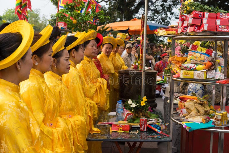 Quang Ninh Vietnam - Mars 22, 2015: Gamla kvinnor i den traditionella klänningen Ao Dai som utför gammal buddhismceremoniel i fes arkivbild Quang Ninh Vietnam - Mars 22, 2015: Gamla kvinnor i den traditionella klänningen Ao Dai som utför gammal buddhismceremoniel i fes arkivbild