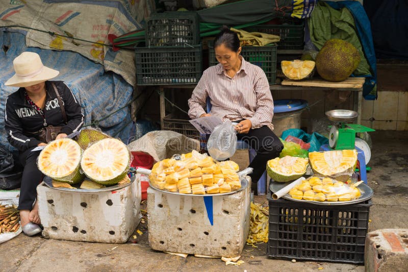 Quang Ninh, Vietnam - 22 mars 2015 : Stalle de jacquier au marché à terme d'ha, ville long d'ha image stock Quang Ninh, Vietnam - 22 mars 2015 : Stalle de jacquier au marché à terme d'ha, ville long d'ha image stock