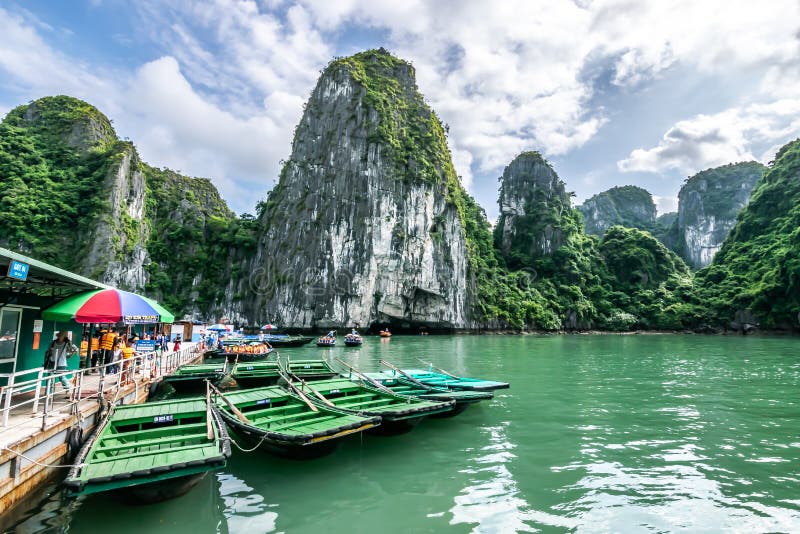 Quang Ninh, Вьетнам, 14-ое октября 2018: Взгляд деревянной прогулки на яхте через пещеру и озеро Luon в заливе Ha длинном - месте стоковое изображение rf Quang Ninh, Вьетнам, 14-ое октября 2018: Взгляд деревянной прогулки на яхте через пещеру и озеро Luon в заливе Ha длинном - месте стоковое изображение rf
