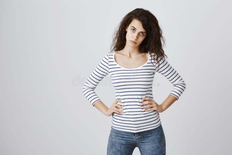 Quanto tempo deve soffrire dalla noia Modello femminile caucasico sveglio stanco e su alimentato con capelli ricci che si tengono fotografia stock libera da diritti Quanto tempo deve soffrire dalla noia Modello femminile caucasico sveglio stanco e su alimentato con capelli ricci che si tengono fotografia stock libera da diritti