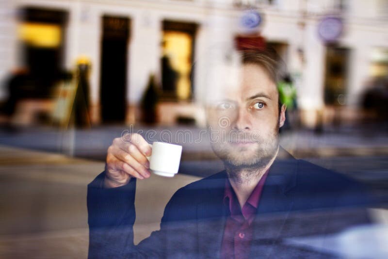 Caffè bevente del caffè espresso dell'uomo d'affari nel caffè della città fotografia stock libera da diritti