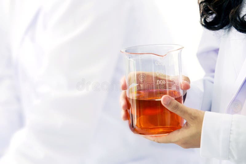 Quarity científico dos testes de Fuel Test Chemist do cientista do óleo Ciência de vidro do laboratório do teste vermelho da quím fotos de stock Quarity científico dos testes de Fuel Test Chemist do cientista do óleo Ciência de vidro do laboratório do teste vermelho da quím fotos de stock