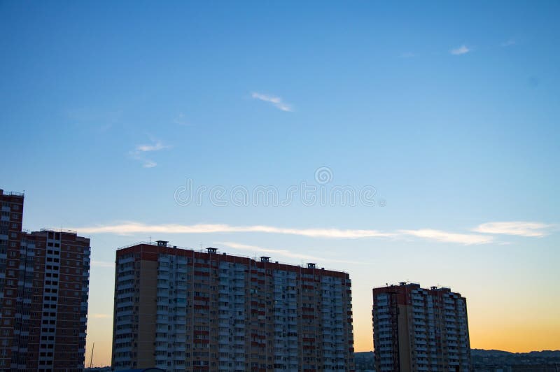 Quart résidentiel sur le fond du ciel de coucher du soleil photographie stock libre de droits Quart résidentiel sur le fond du ciel de coucher du soleil photographie stock libre de droits